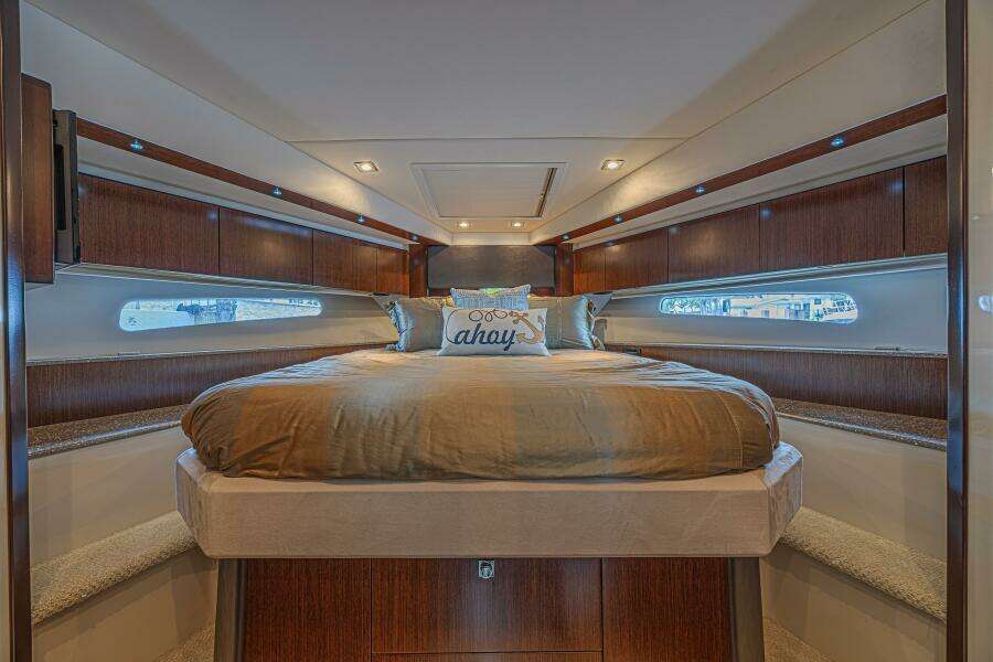 2012 Cruisers Yachts 48 Cantius