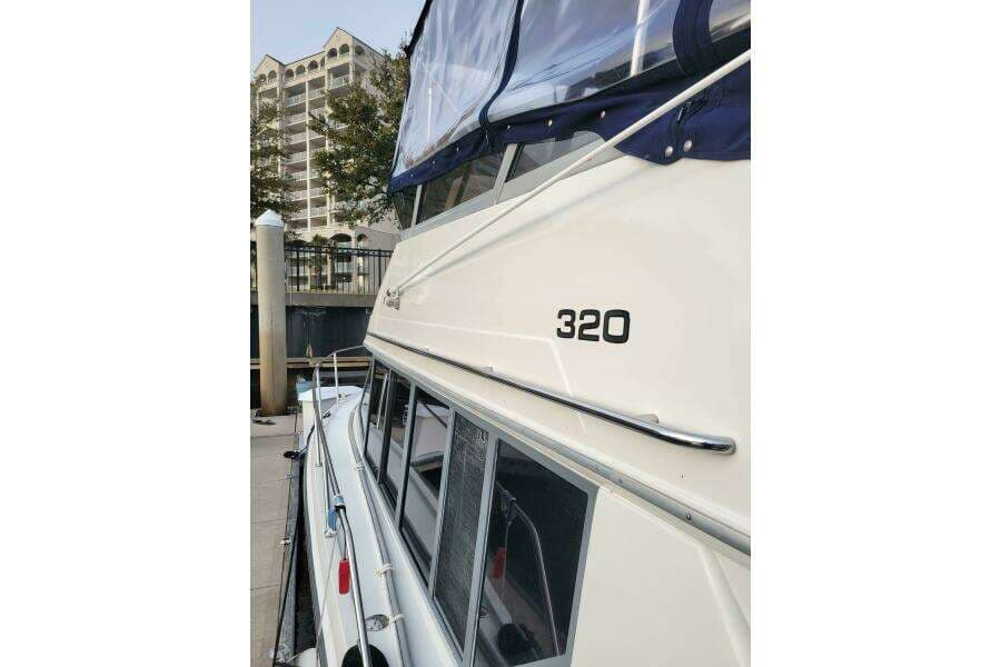 1996 Carver 320 Voyager