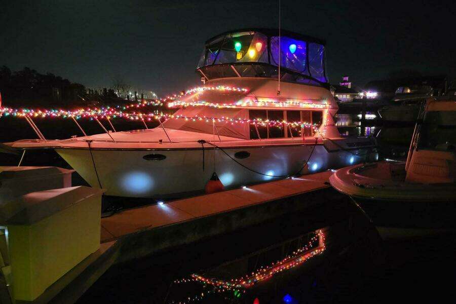 1996 Carver 320 Voyager