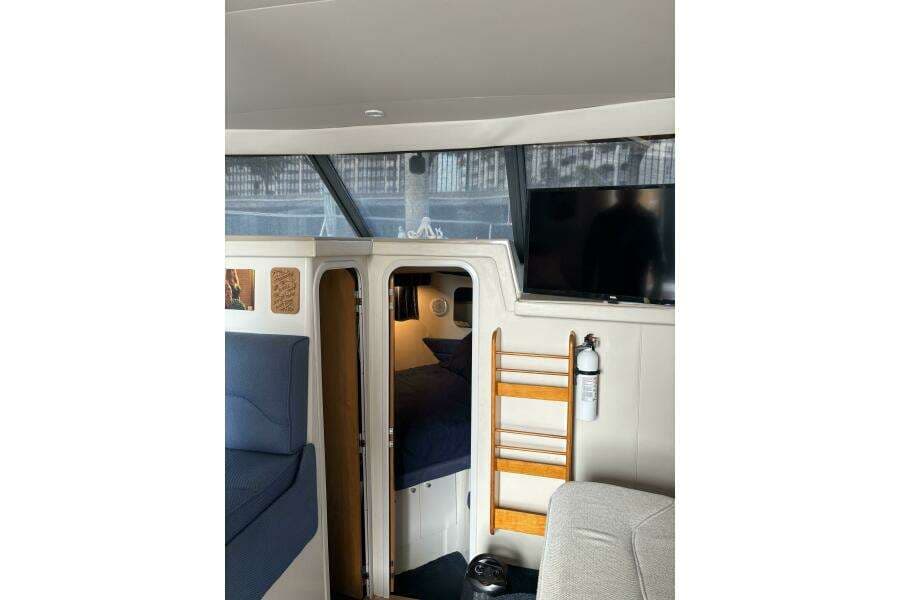 1996 Carver 320 Voyager