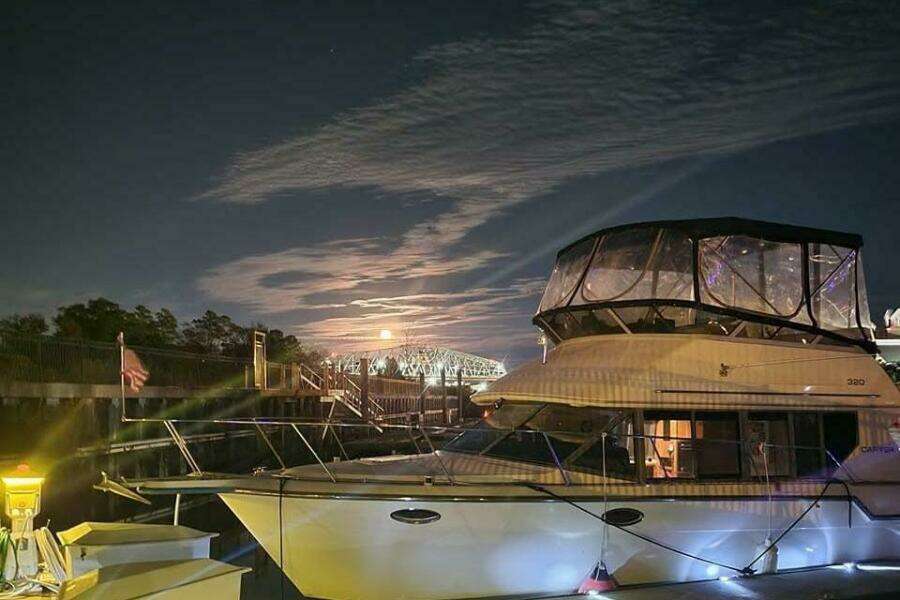 1996 Carver 320 Voyager