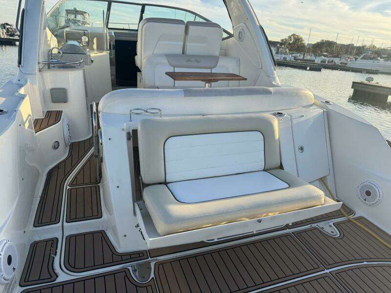 2011 Sea Ray 330 Sundancer