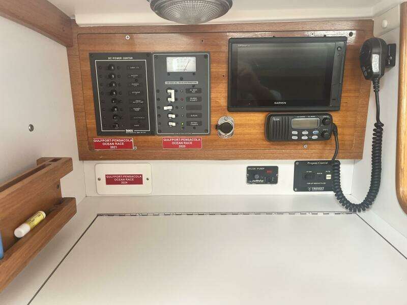 1998 J/32 - Nav Station