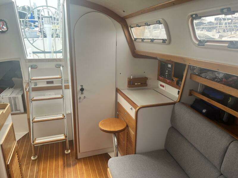 1998 J/32 - Salon Aft