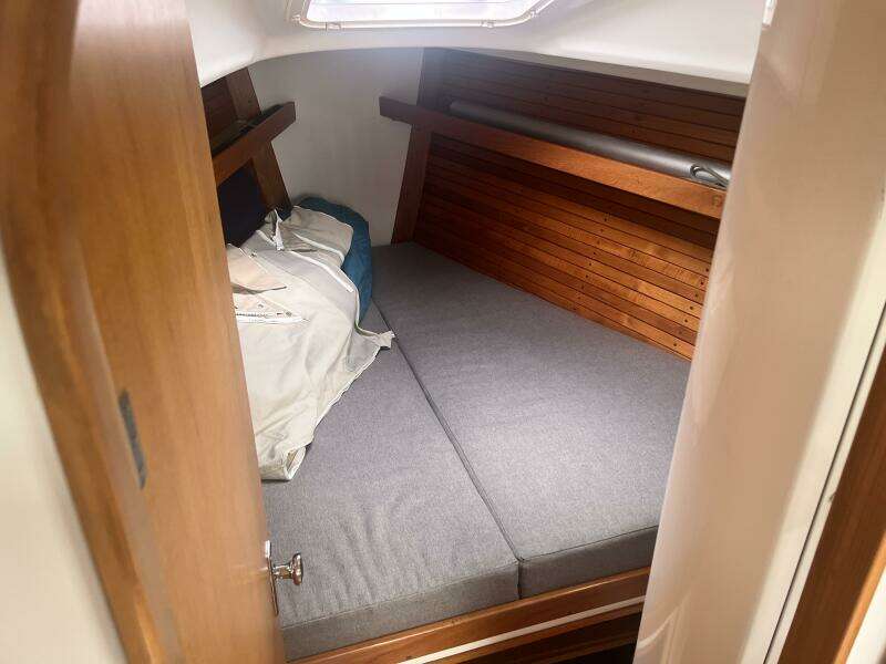 1998 J/32 - V Berth