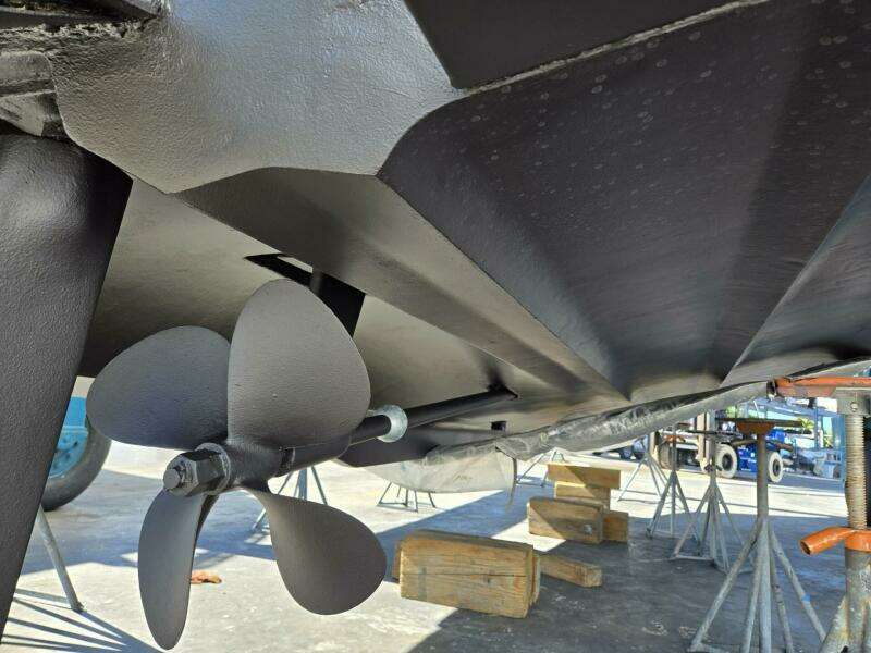 2004 Cruisers Yachts 