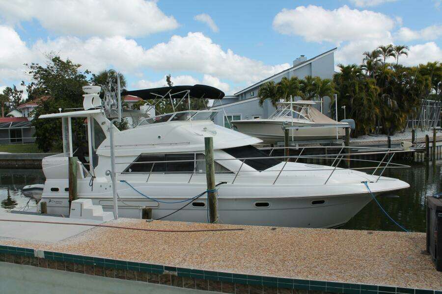 2004 Cruisers Yachts 