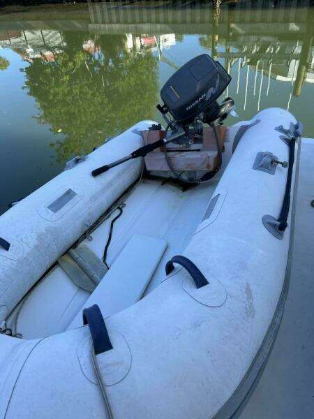 2004 Cruisers Yachts 