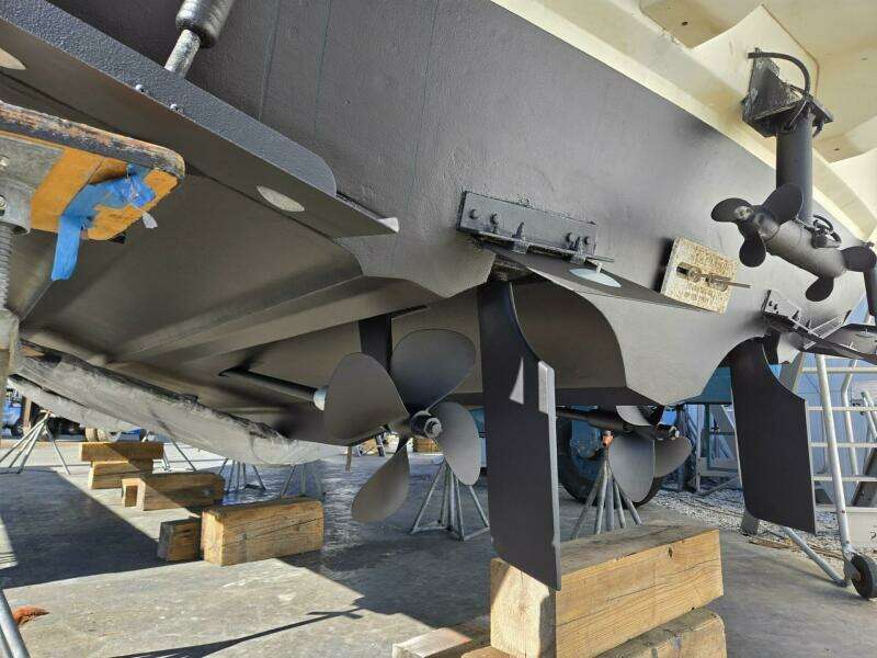 2004 Cruisers Yachts 