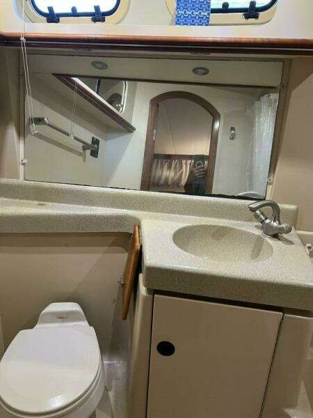 2004 Cruisers Yachts 