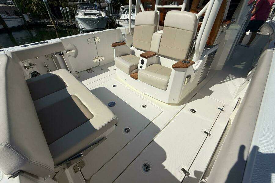 2023 Boston Whaler 360 Outrage