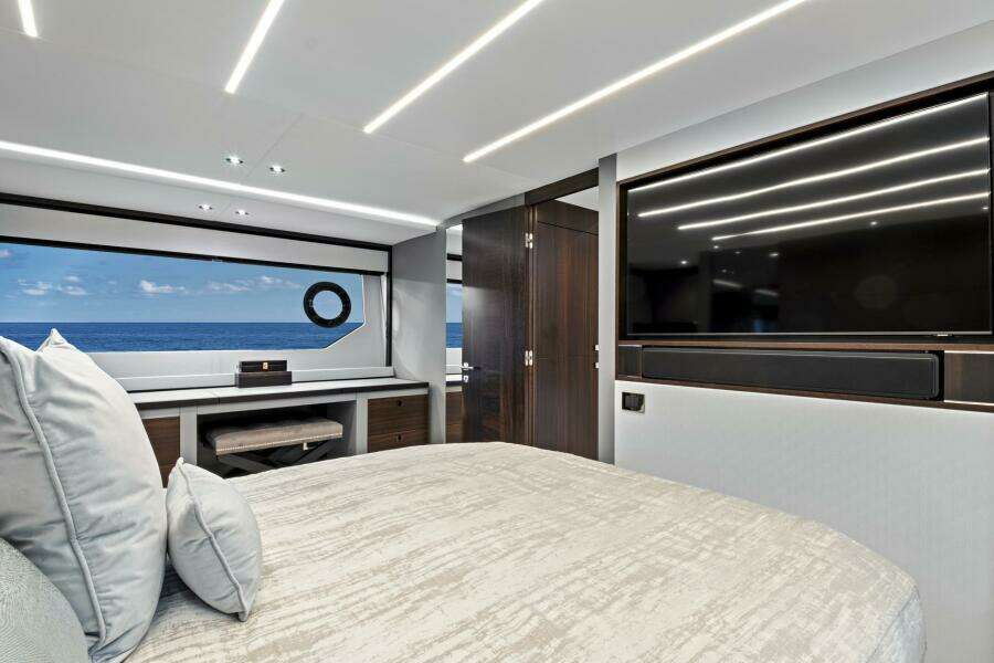 2024 Sunseeker 76 Yacht