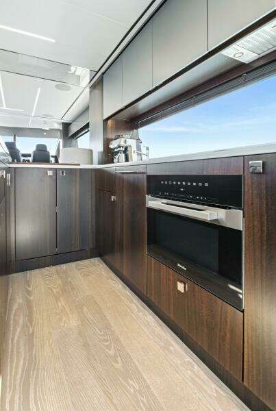 2024 Sunseeker 76 Yacht