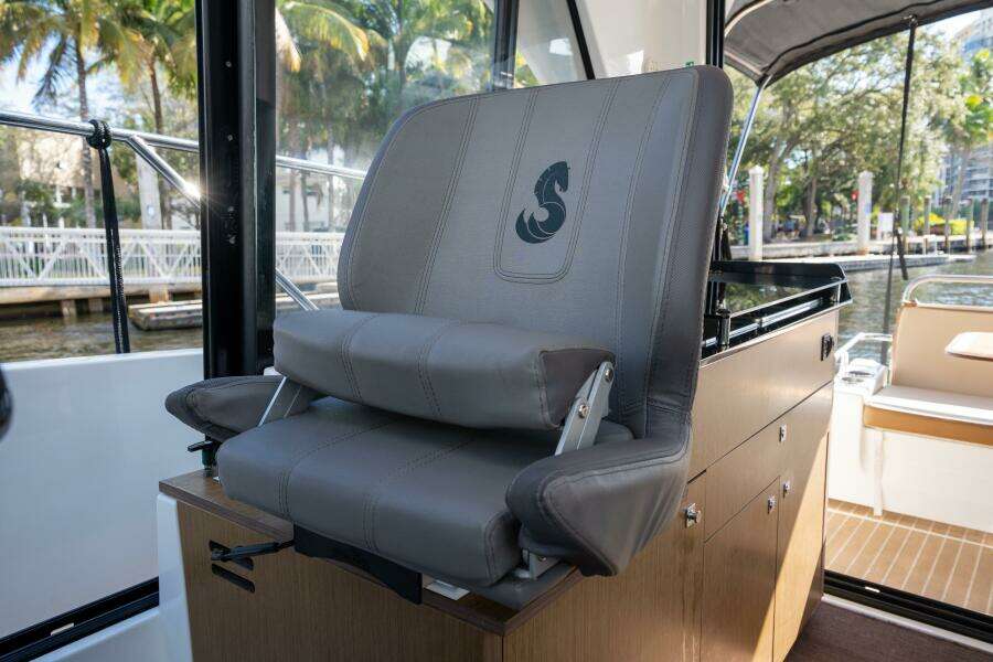 2021 Beneteau Antares 9