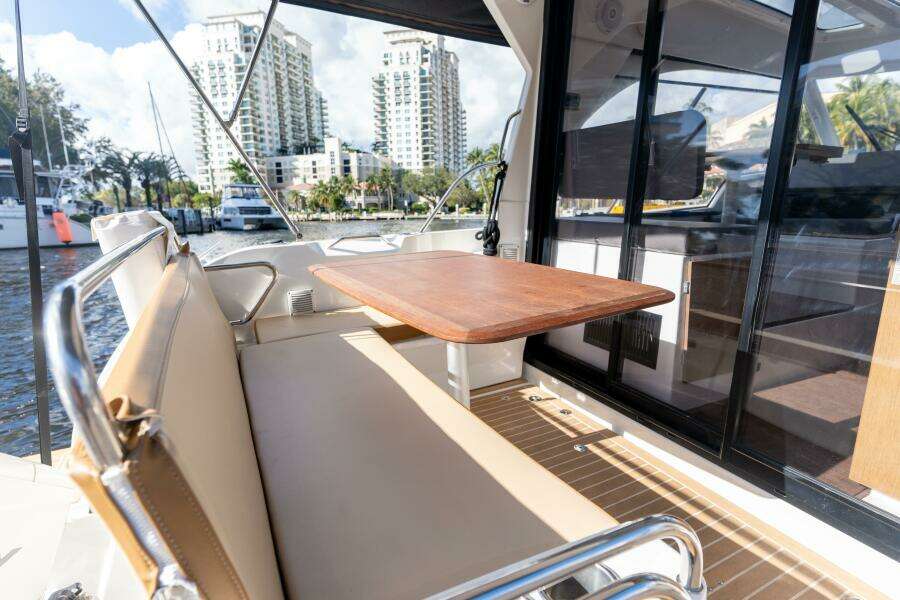 2021 Beneteau Antares 9