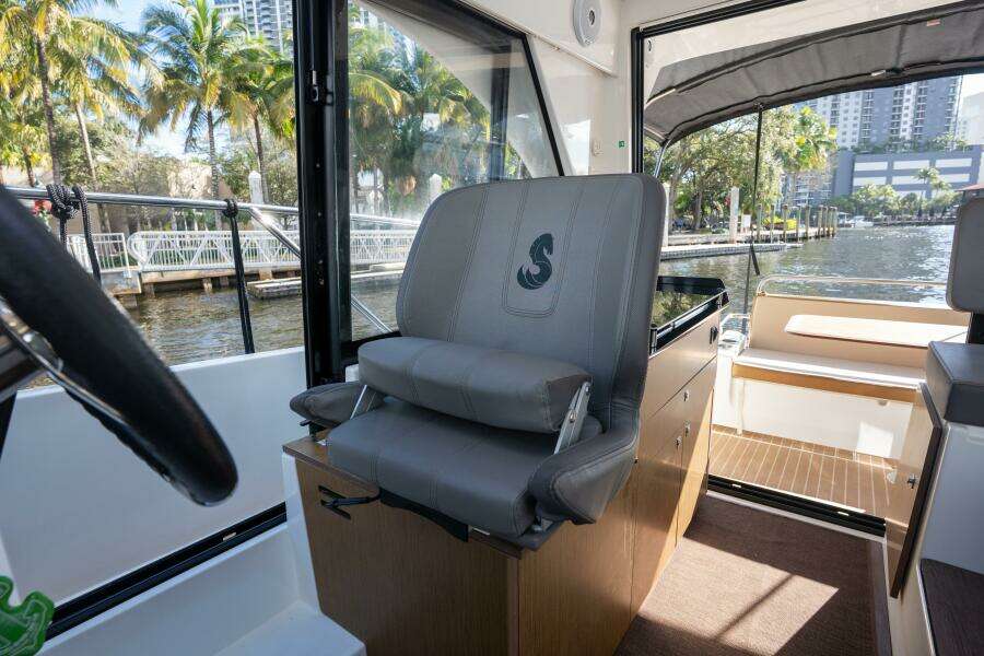 2021 Beneteau Antares 9