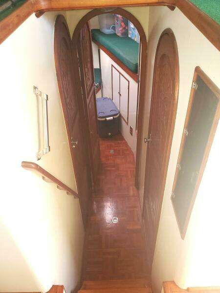 1981 CHB SEDAN-AFT CABIN