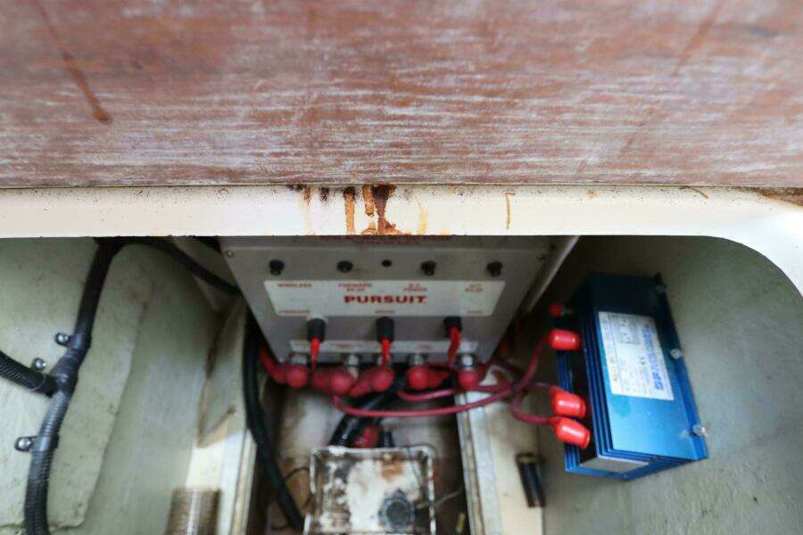 2000 Pursuit 3000 Express