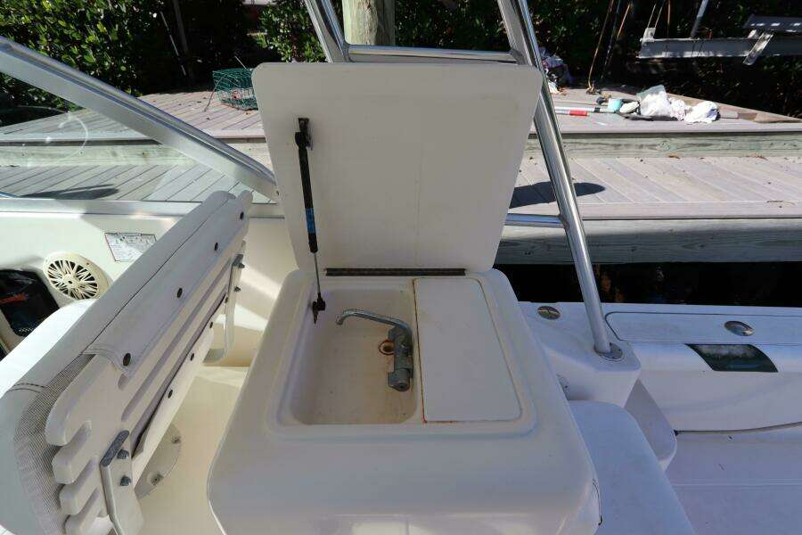 2000 Pursuit 3000 Express