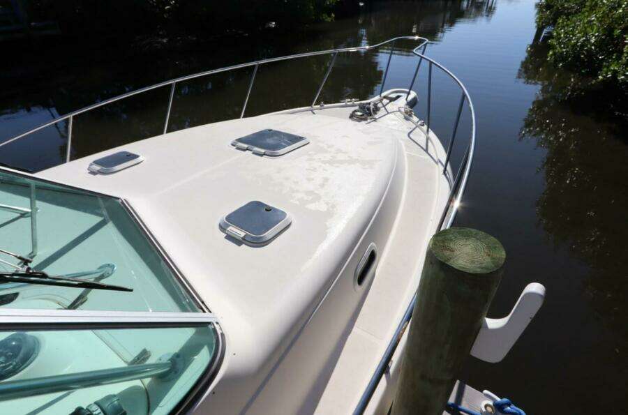 2000 Pursuit 3000 Express