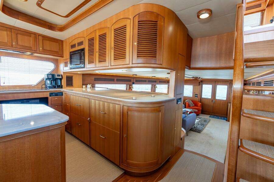 Marlow 72 GRIFFIN - Galley