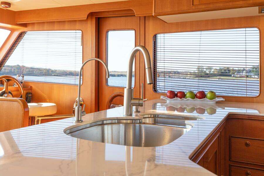 Marlow 72 GRIFFIN - Galley