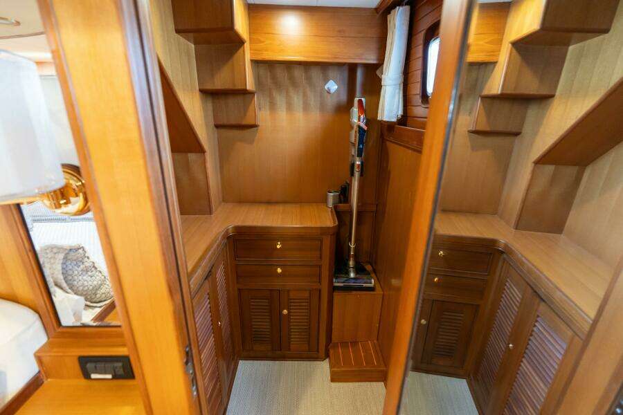 Marlow 72 GRIFFIN - Master Stateroom Walk in Closet 