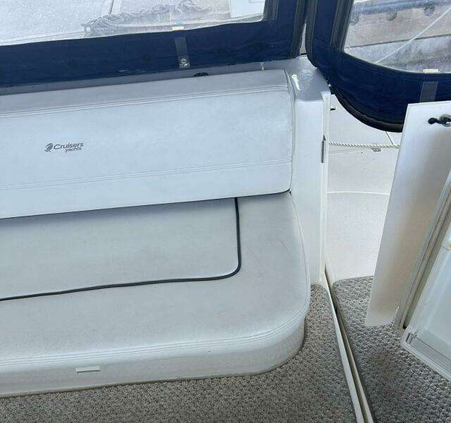 2006 Cruisers Yachts 370 Express