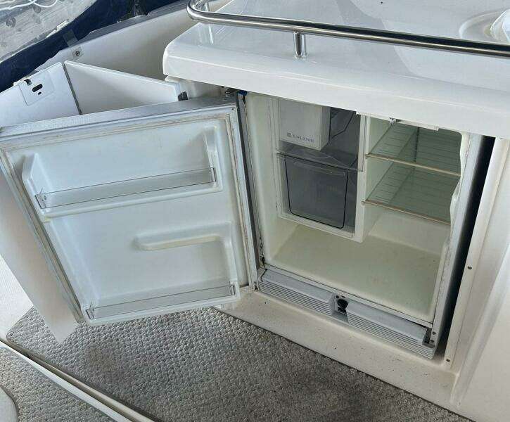 2006 Cruisers Yachts 370 Express