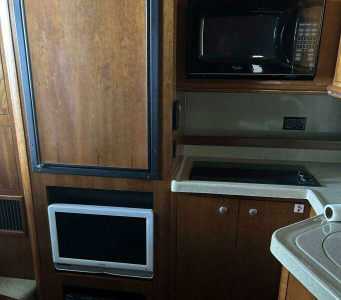 2006 Cruisers Yachts 370 Express