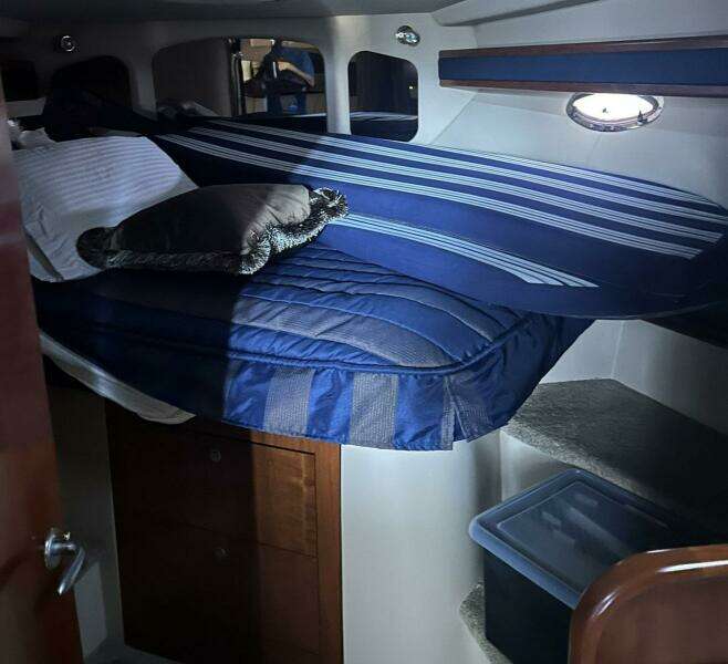 2006 Cruisers Yachts 370 Express