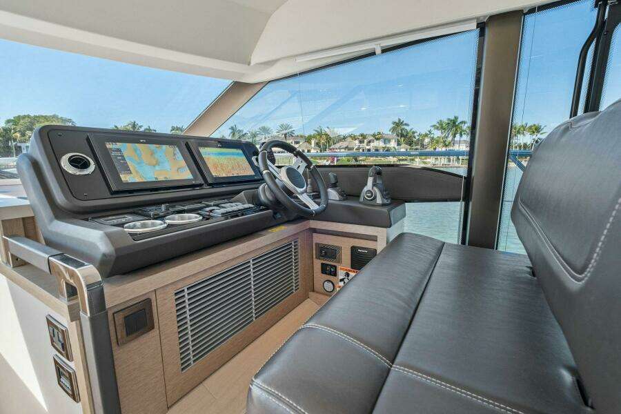 2022 Prestige 520 Flybridge