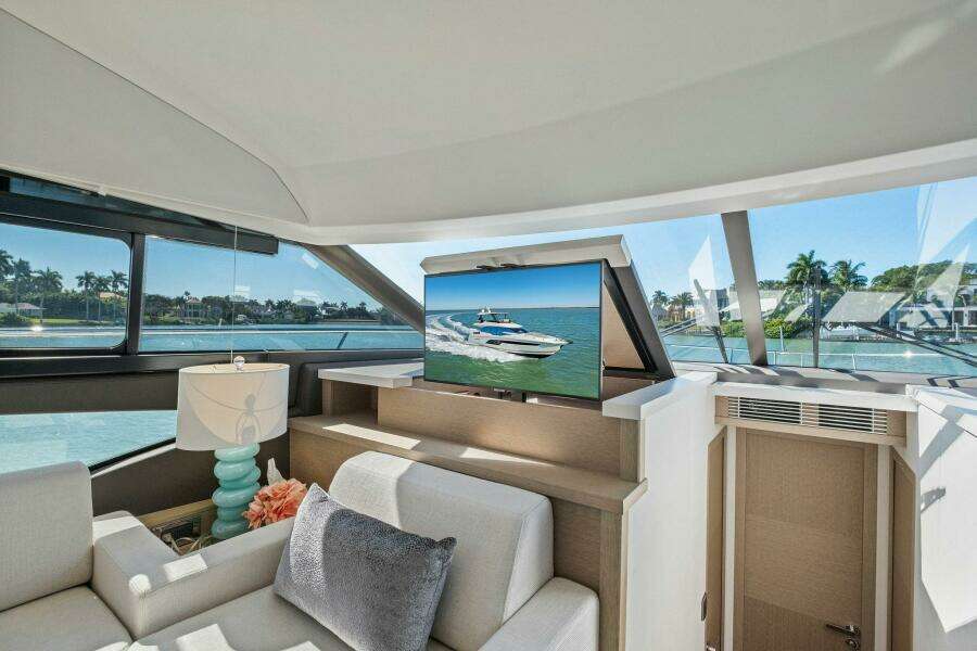 2022 Prestige 520 Flybridge