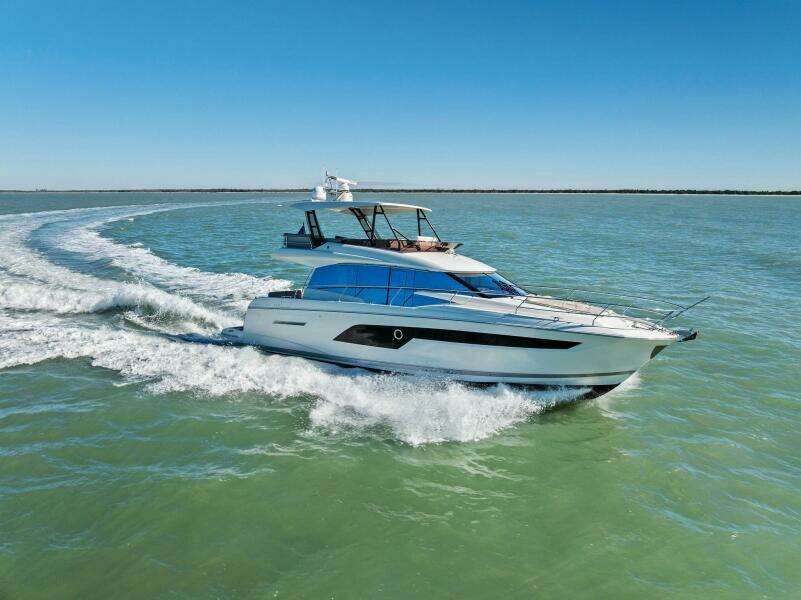 2022 Prestige 520 Flybridge