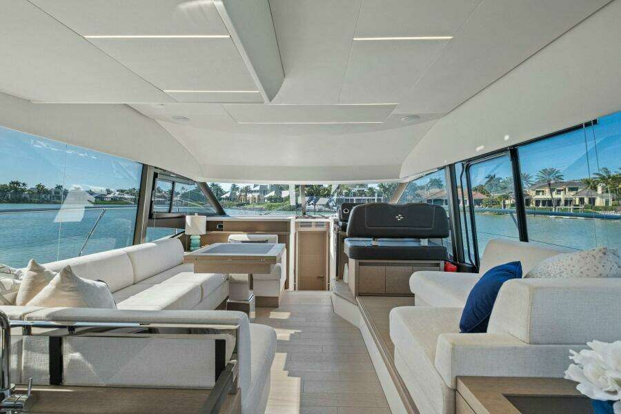 2022 Prestige 520 Flybridge