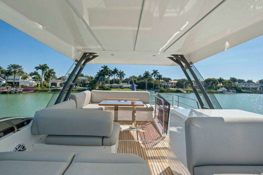 2022 Prestige 520 Flybridge