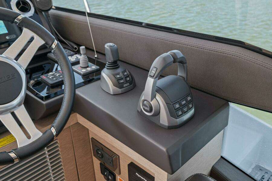 2022 Prestige 520 Flybridge