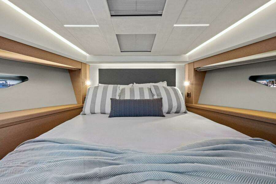 2022 Prestige 520 Flybridge