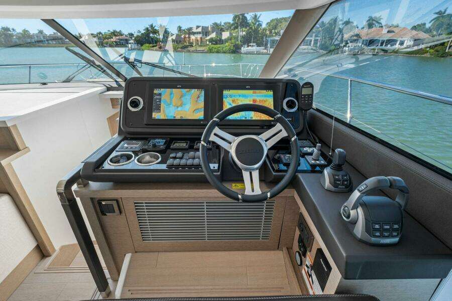 2022 Prestige 520 Flybridge