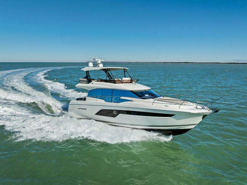 2022 Prestige 520 Flybridge