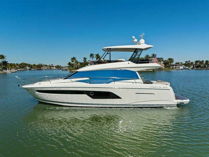 2022 Prestige 520 Flybridge