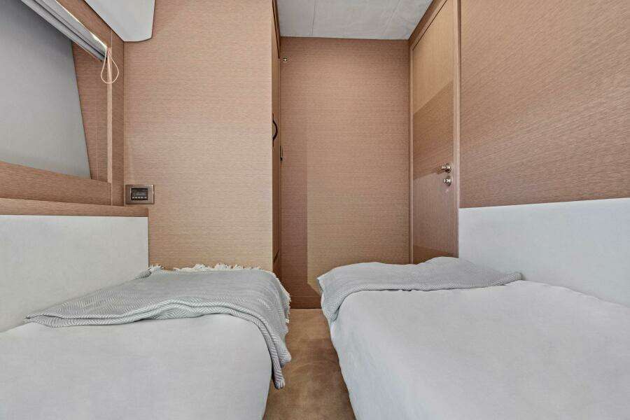 2022 Prestige 520 Flybridge