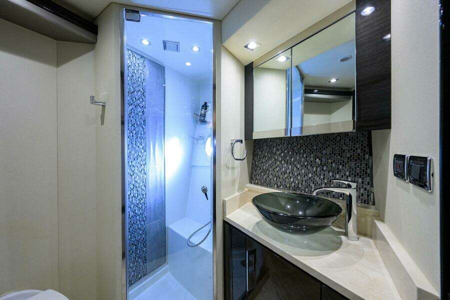 Marquis 66 ANDIAMO - Forward Guest Head