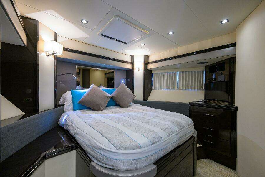 Marquis 66 ANDIAMO - Forward Stateroom