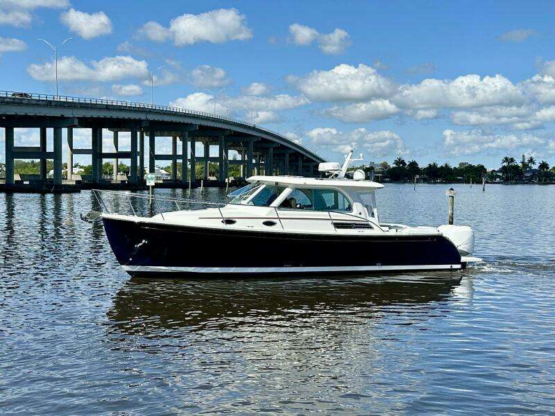 Back Cove 34 SHE'S A LADY - Exterior