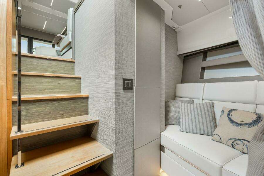 2019 Tiara Yachts C49 Coupe Hallway