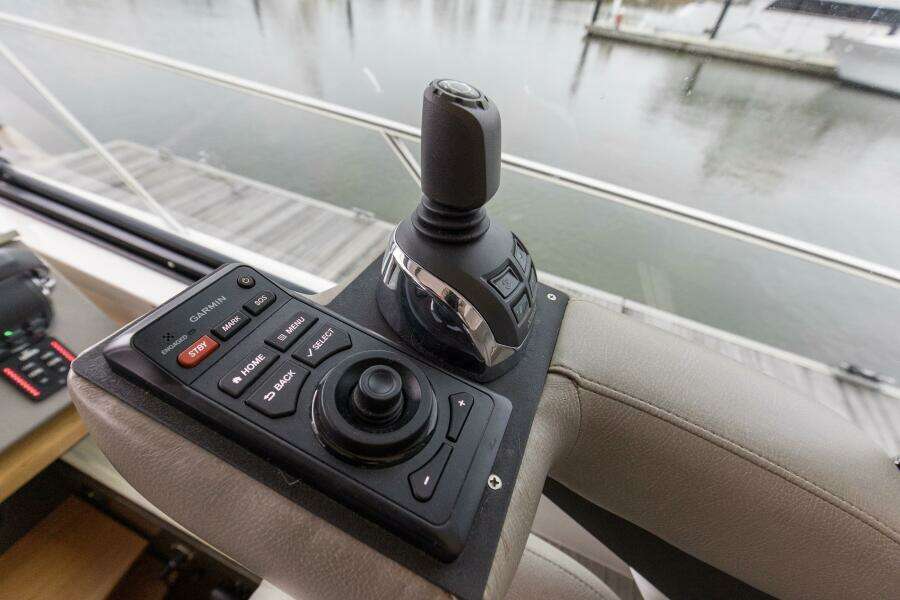 2019 Tiara Yachts C49 Coupe Helm Controls And Electronics (1)