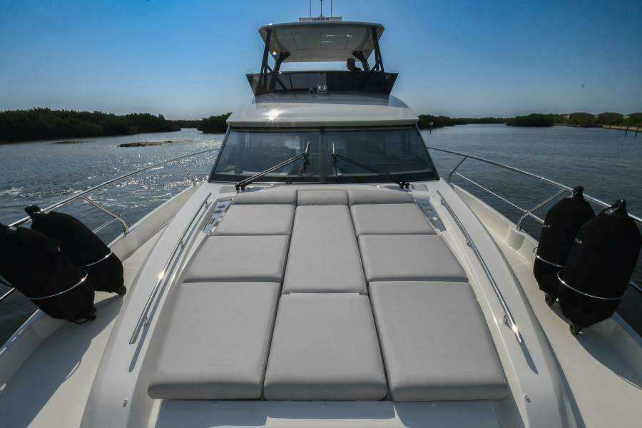 2023 52 Prestige Flybridge - Bow