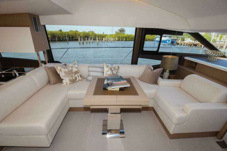 2023 52 Prestige Flybridge - Dinette