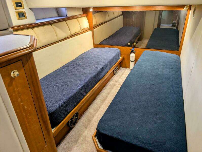 1999 Cruisers Yachts 